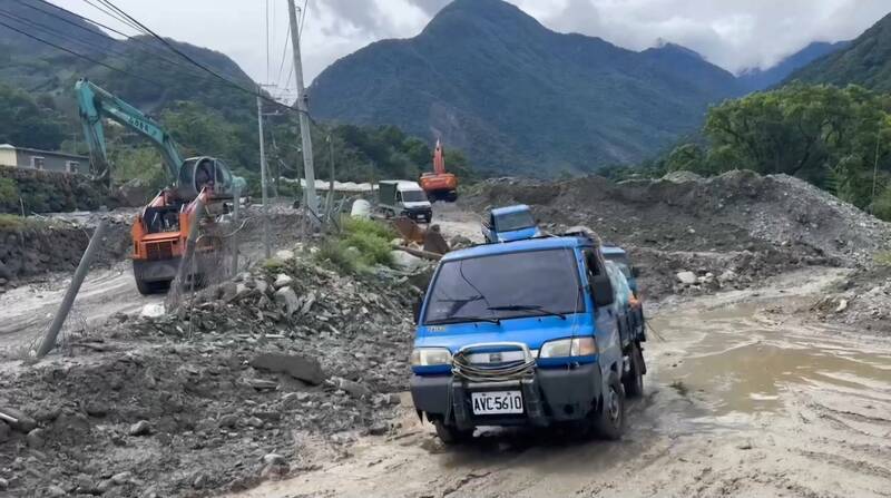 南投信義鄉東埔聯外道投95線恢復單線通車，惟路面仍泥濘，車輛務必小心慢行。（信義鄉公所提供）