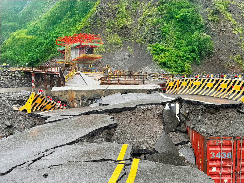 明霸克露鋼便橋遭洪水沖毀。（資料照，甲仙工務段提供）