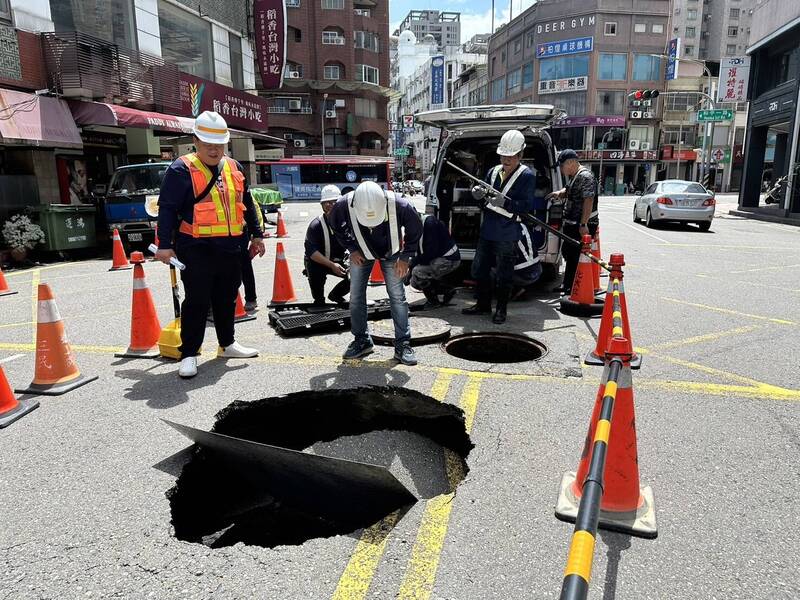 高雄六合路有破洞，工務局表示道路基底掏空已封路修復中。（市府提供）