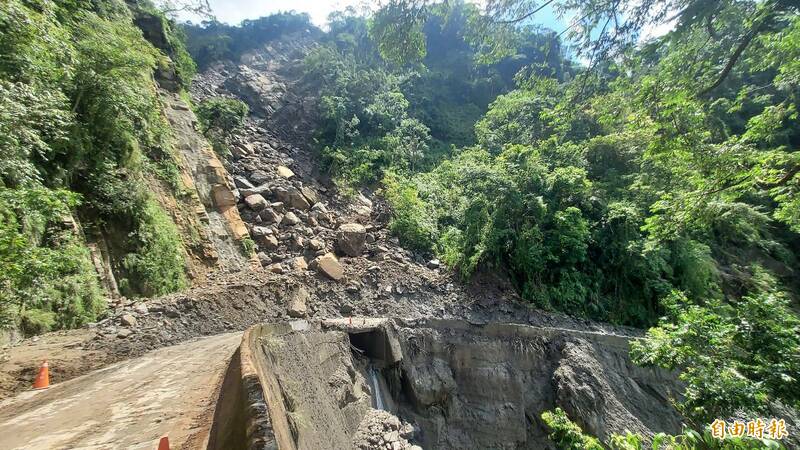 大華公路28公里處大片坍方。（記者林宜樟攝）