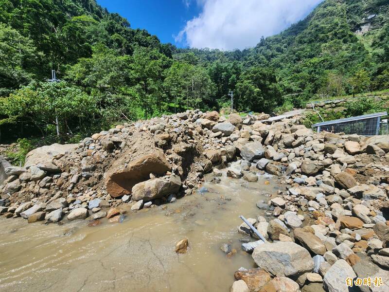 國姓鄉南港村樟湖野溪土石流，聯絡道路遭大量石塊掩埋。（記者佟振國攝）