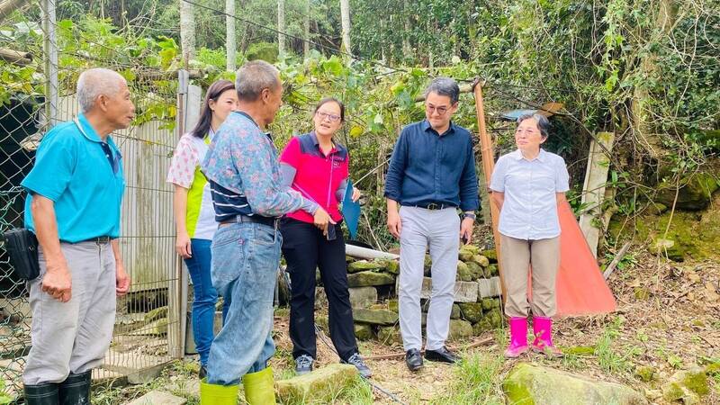 立委劉建國（右2）與古坑鄉長林慧如等人今天下午前往草嶺、樟湖、華山等地勘災。（劉建國服務處提供）