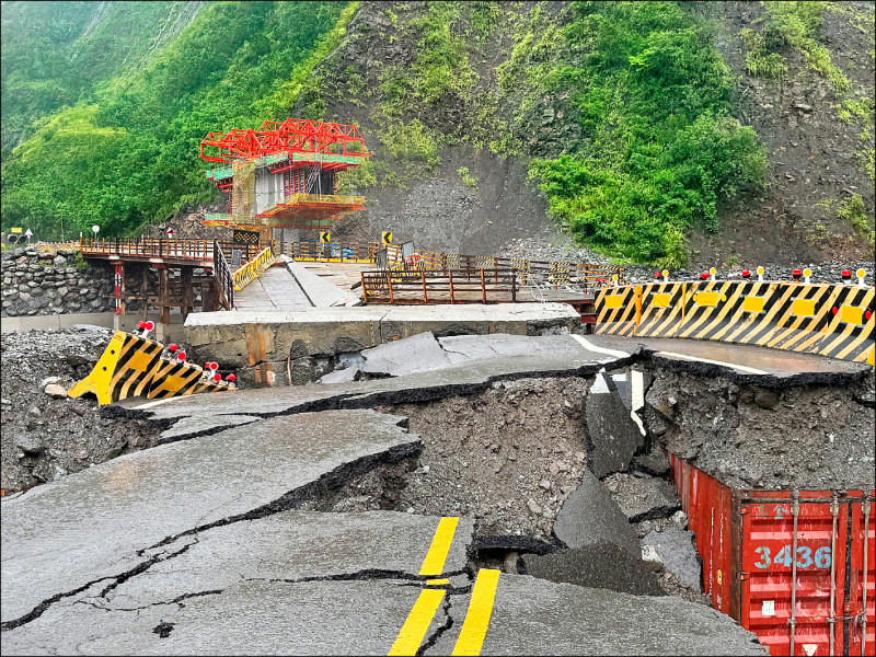 南橫公路明霸克露鋼便橋遭洪水沖毀，梅山口又無法通往台東，造成梅山、拉芙蘭及復興三部落再度淪為孤島。（甲仙工務段提供）