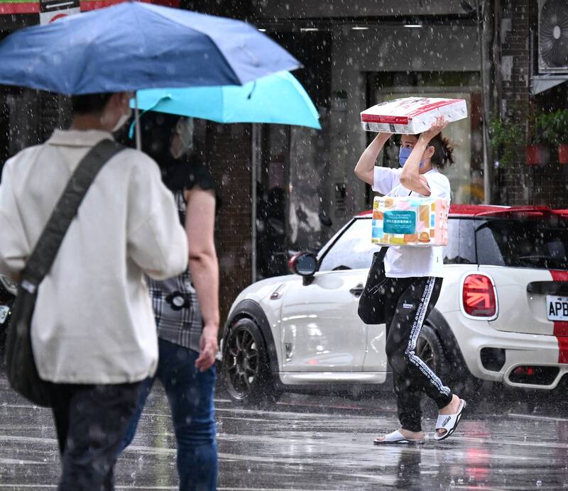 週一全台有雨，部分地區有局部大雨、雷雨機率，建議外出時攜帶雨具。（資料照）