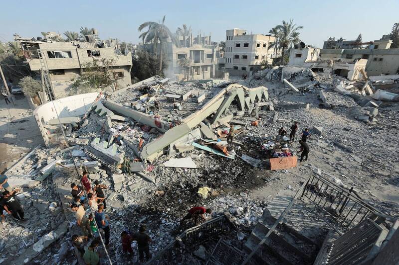 ガザ中心部の都市デイル・アル・バラは27日にイスラエルの空爆を受け、少なくとも30人が死亡した。 (ロイター)