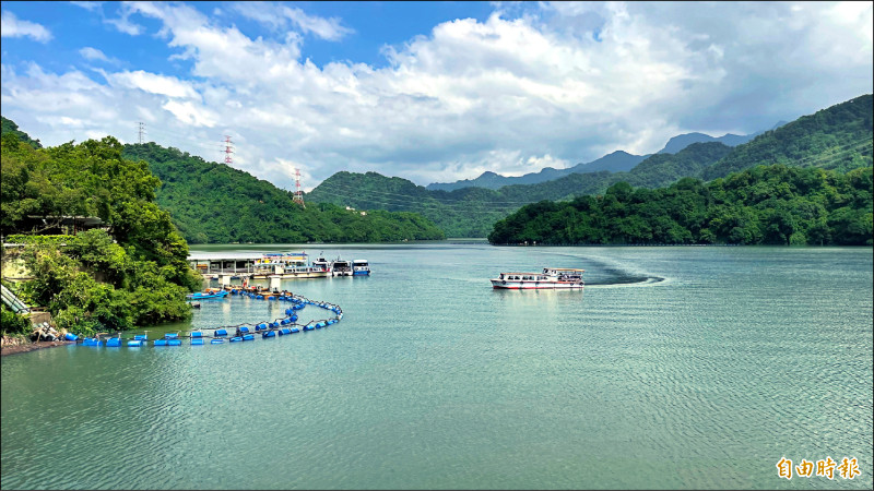 凱米颱風過境後，桃園石門水庫大壩重現湖光山色美景，遊艇密集穿梭大壩碼頭。（記者李容萍攝）