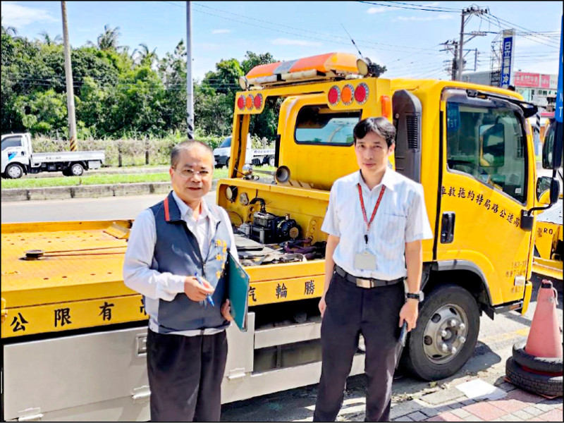 高市府消保官殷道乾（左）拜訪拖吊車業者，勸說與提醒勿違法哄抬。
（高雄市行國處提供）