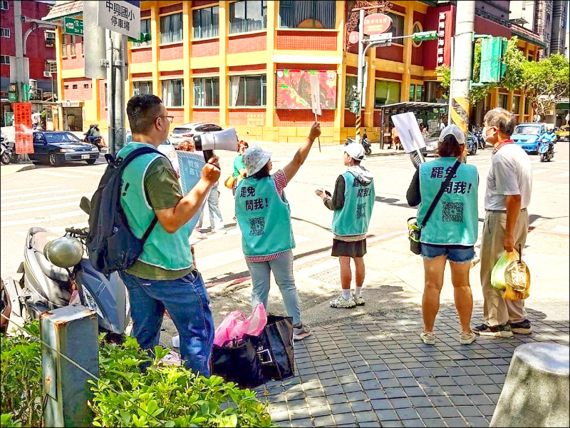 公民團體「山海公民拆樑行動」的小蜜蜂志工，趕在回覆基隆市選委會查詢單的期限前，在人潮較多的街頭宣導回覆技巧與應注意事項。（圖為山海公民拆樑行動提供）