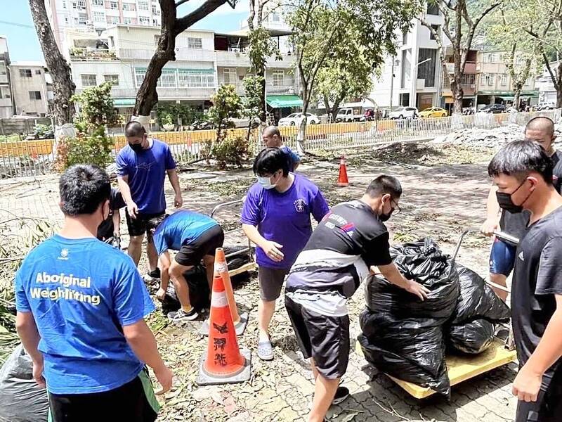 凱米颱風過後，高雄校園逐步清理復原中。（高雄市教育局提供）