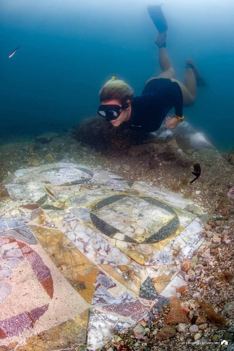 水下考古學家在義大利那不勒斯灣（Gulf of Naples）的沉沒城市巴亞（Baiae）中，發現並打撈出一塊精美的大理石鑲嵌地板。（取自臉書）