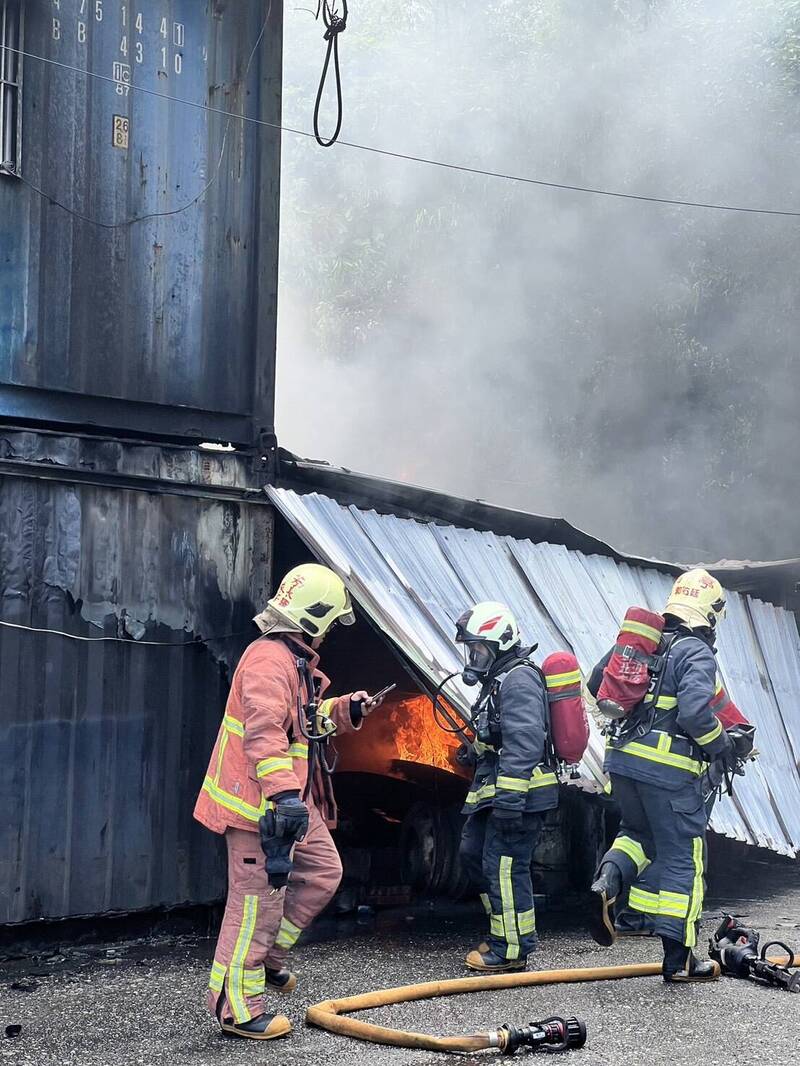 消防隊員抵達時，火舌已經竄出。（記者吳昇儒翻攝）