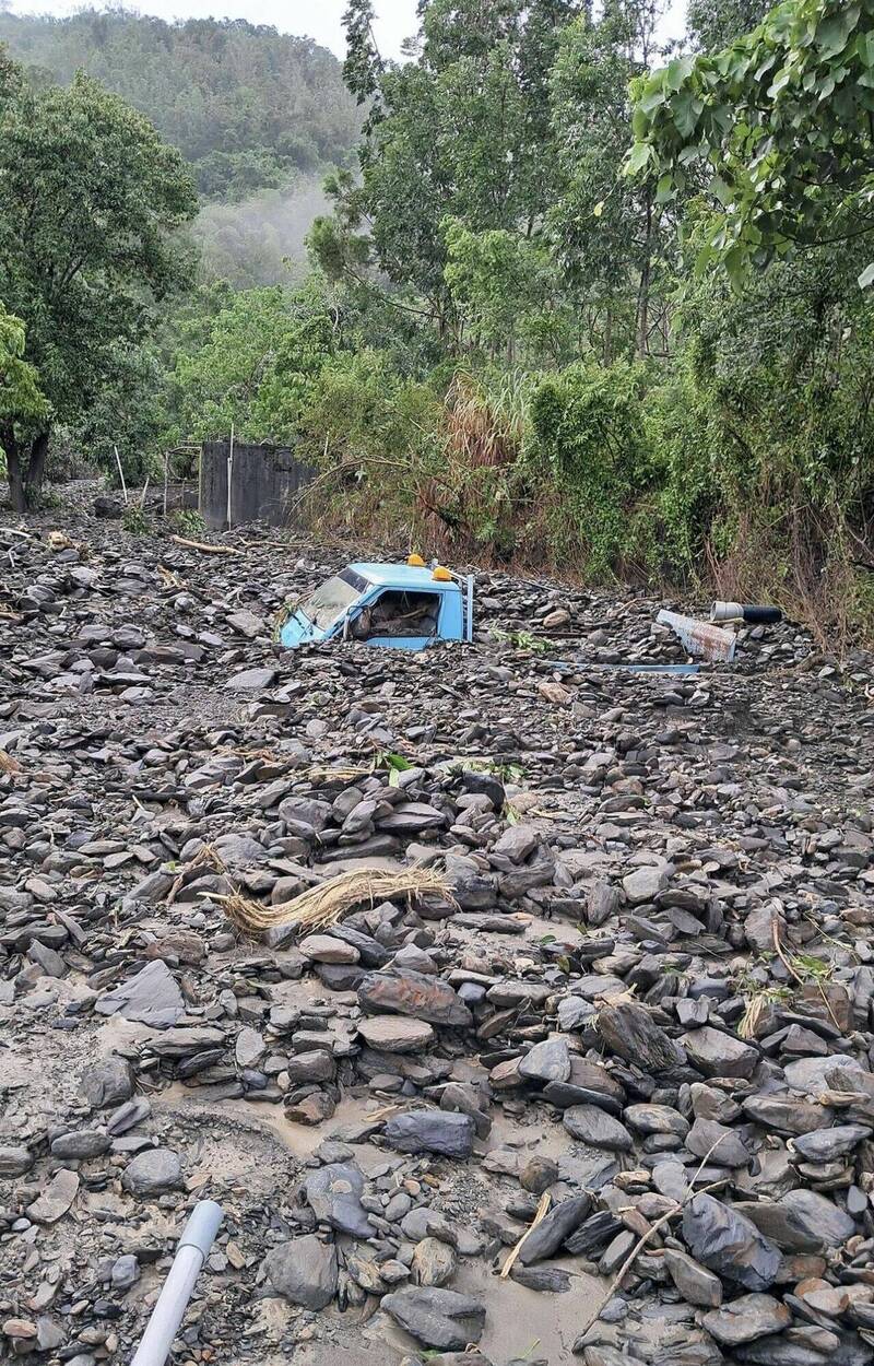 水公司2名工程人員颱風天搶修取水設施，遭遇土石流跳車狂奔驚險逃生，工程車慘遭掩埋。（讀者提供）