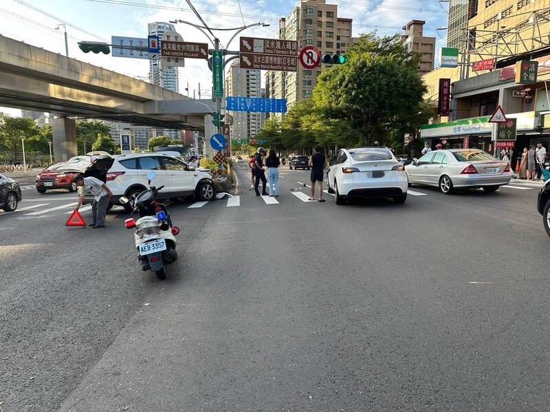 3車連撞現場一片狼藉。（記者徐聖倫翻攝）