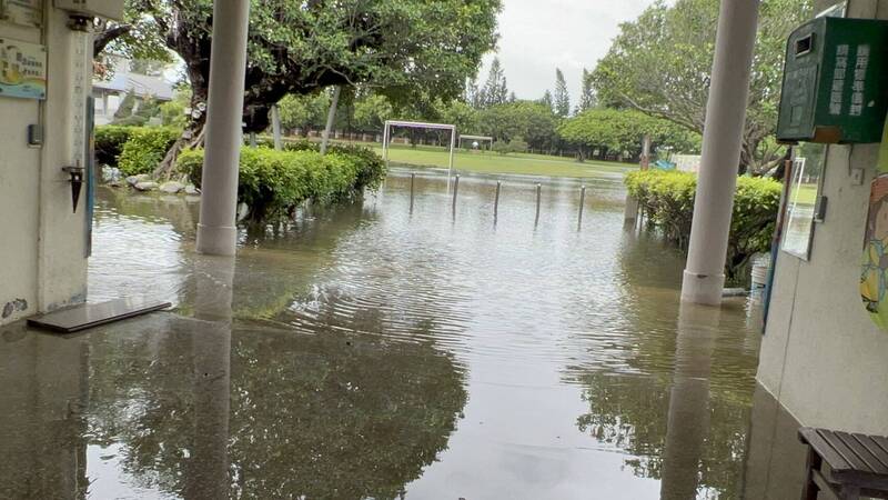 台西新興國小校園淹水，最深有3、40公分。（新興國小提供）