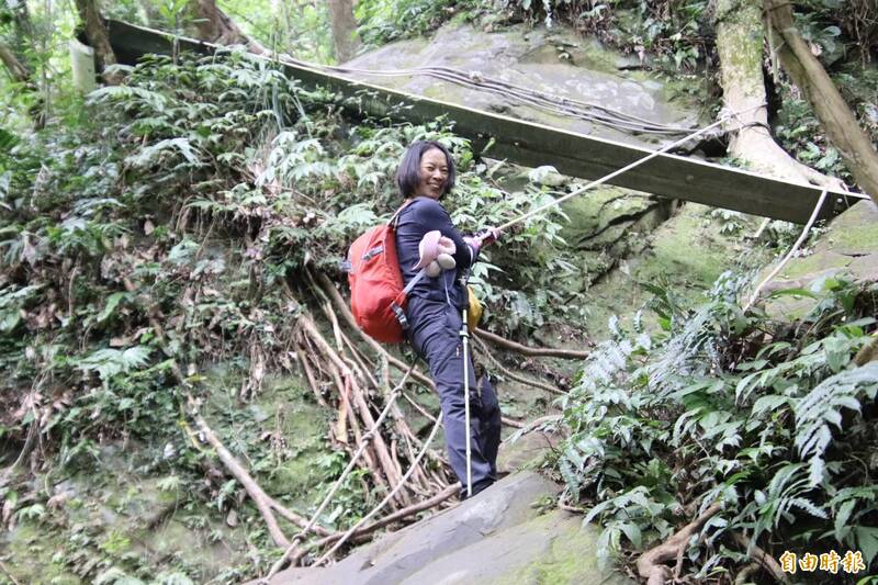 石牛山A線步道上原本如圖上方的小鐵橋，今天被山友發現，疑因凱米帶入的山區大雨，導致鐵橋掉落，造成山徑整個中斷。（資料照）