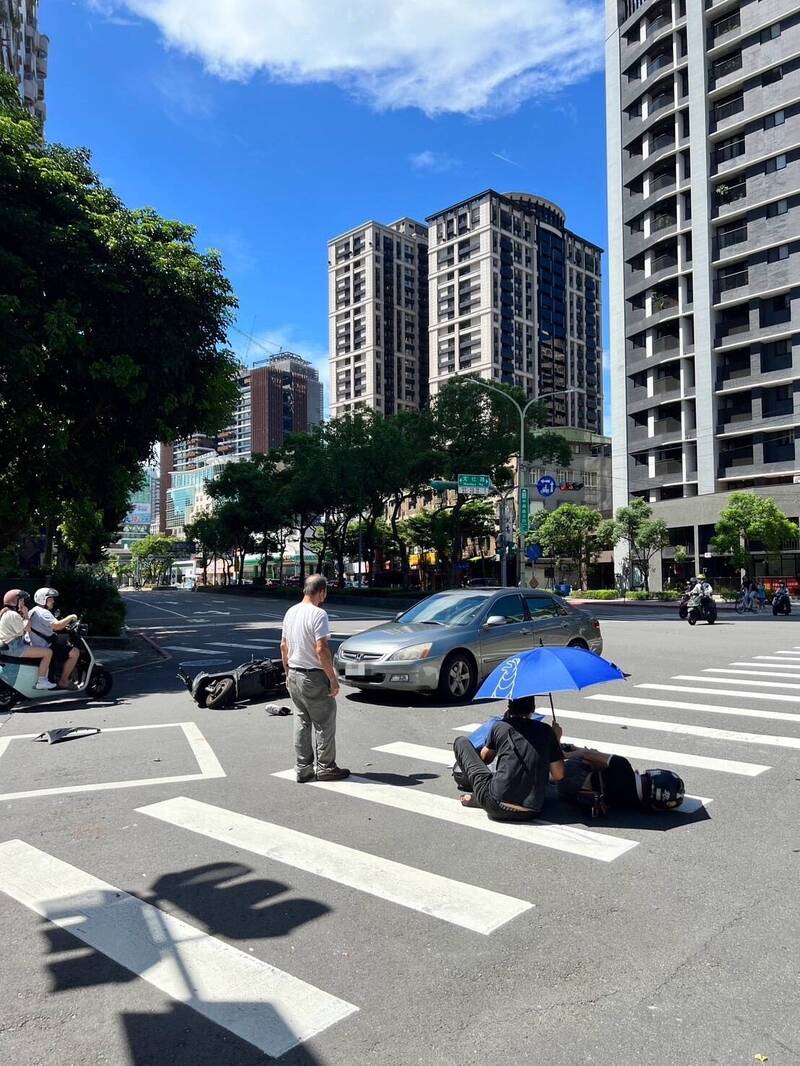 轎車左轉與對向機車發生後，騎士及乘客噴飛倒地受傷。（記者陸運鋒翻攝）