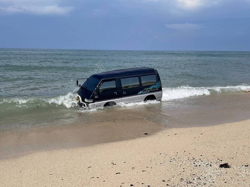 誤闖南寮沙灘的廂型車，因海水漲潮差點滅頂。（第七岸巡總隊提供）