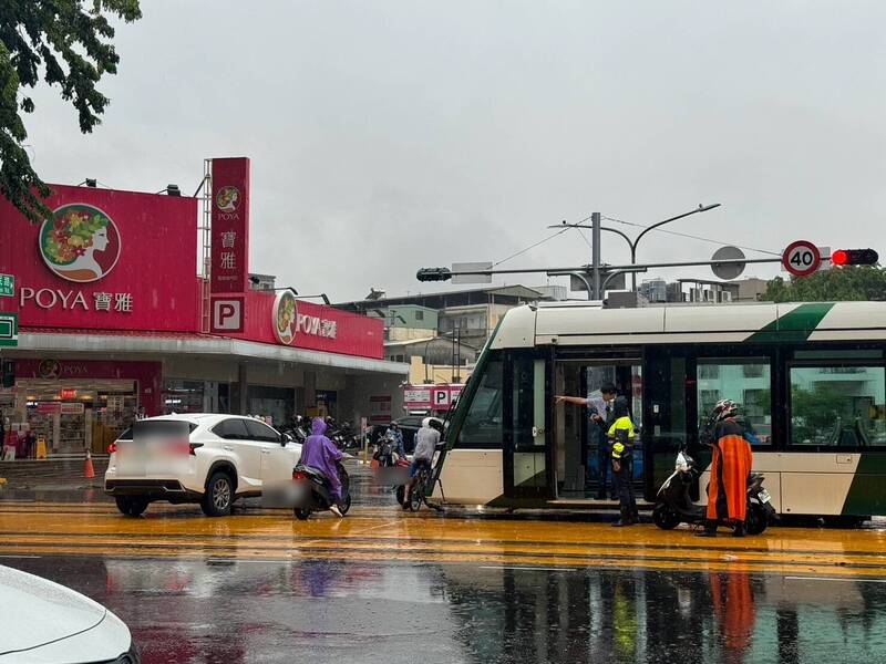 輕軌於大順路與覺民路口與轎車發生擦撞，一度在路口停駛。（民眾提供）