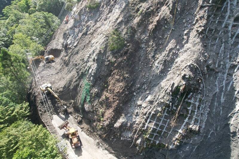 中橫宜蘭支線米摩登路段持續落石，將延至8月2日下午5點通車。（圖由交通部公路局提供）