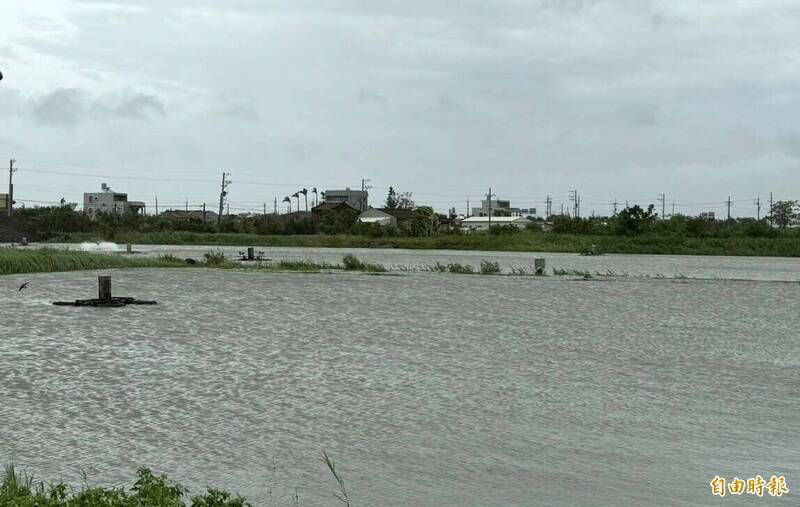 凱米颱風造成中南部災情嚴重，圖為台南魚塭因大雨滿水漫堤連成一片。（記者楊金城攝）