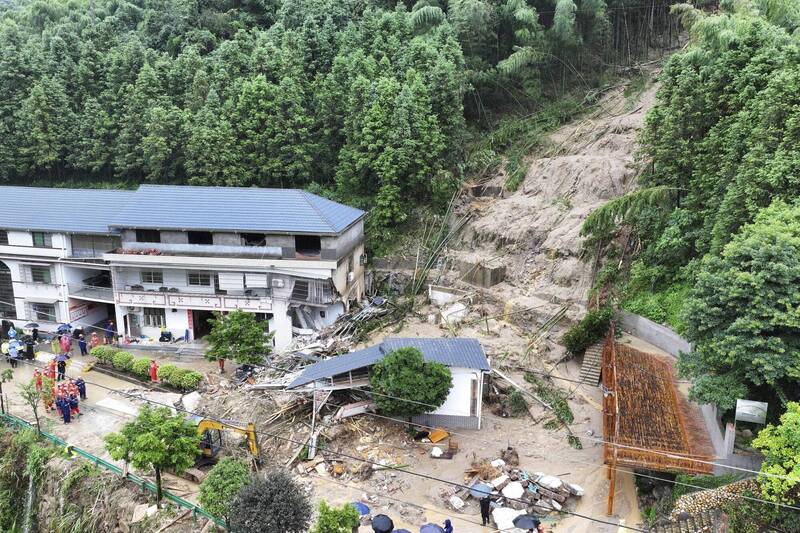 中國湖南省衡陽市28日因豪雨爆發土石流，民房被沖垮、掩埋，造成15人死亡、6人受傷。（美聯社）