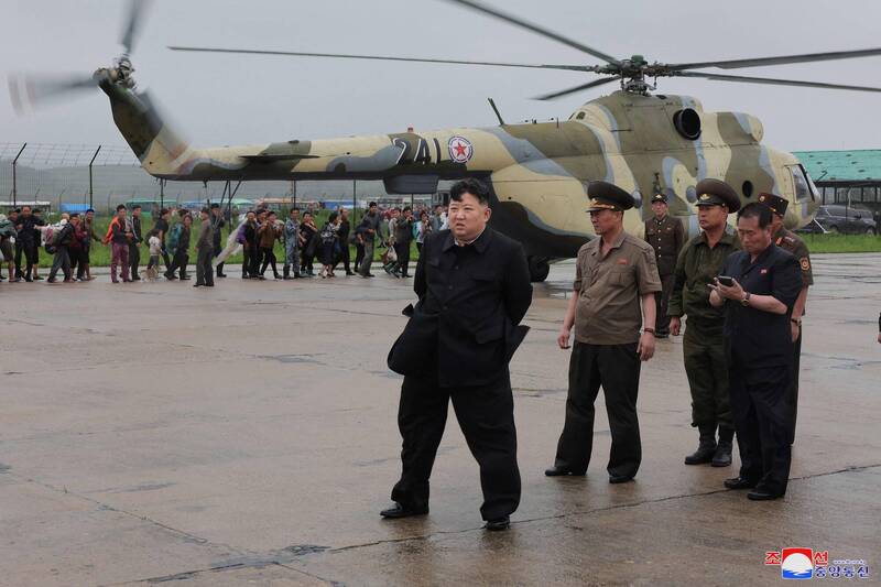 北朝鮮の国営メディアは、金正恩氏の個人的な監督の下、約5,000人が安全な地域に避難することに成功したと伝えた。 (AFP通信)