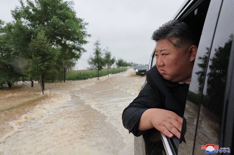 平安北道で洪水が発生した際、北朝鮮の金正恩(キム・ジョンウン)総書記は厳粛な顔で車の中で視察した。 (AFP通信)