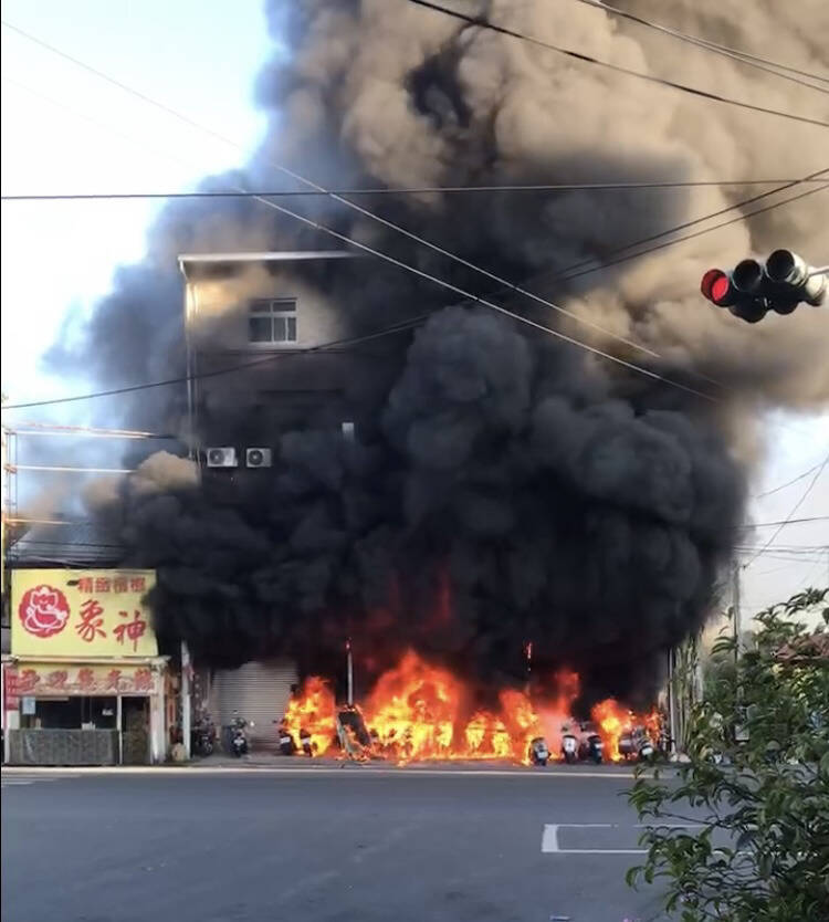 彰化縣北斗鎮中山路一處3樓的連棟建物清晨失火，機車行陷入火海。（民眾提供）