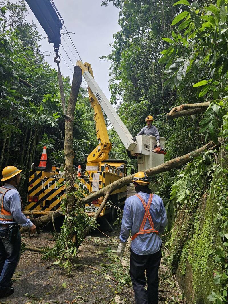 颱風過後，台電派員積極搶修以復電。（台電提供）