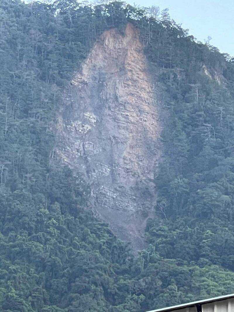 凱米颱風肆虐過後，南投縣仁愛鄉互助村中原部落對面山壁新增崩塌地，輪廓神似台灣地圖。（圖由張大偉提供）