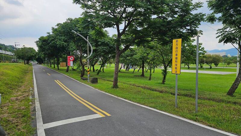 新鶯堤外自行車道，停車場入口處已新增科技執法。（新北市高灘處提供）