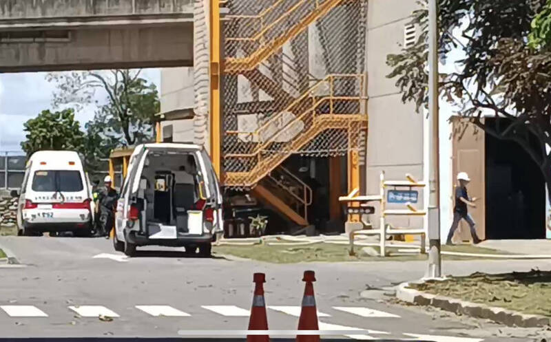 台東縣焚化廠傳意外，救護車在廠區等待後送患者。（圖由民眾提供）