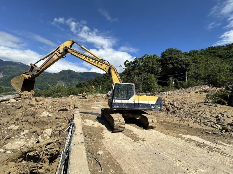 南投水里鄉三十甲地區土石流阻斷聯外堤防道路，經水里鄉公所調派重機具搶修才復通。（民眾提供）