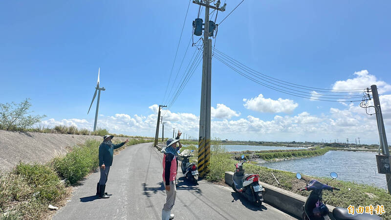 養殖戶指出蚊港村新興養殖區至今已4天未復電,近200多公頃魚塭面臨無法啟動馬達換水,希望趕緊復電。(記者李文德攝) 養殖戶指出蚊港村新興養殖區至今已4天未復電,近200多公頃魚塭面臨無法啟動馬達換水,希望趕緊復電。(記者李文德攝)