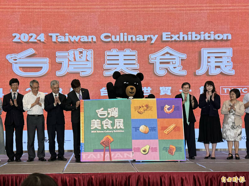 2024台灣美食展8月2日將於台北世貿一館舉行。台灣觀光協會榮譽會長葉菊蘭（左3）、會長簡余晏（右2）、交通部觀光署副署長林信任（左4）等，7月30日出席展前記者會，進行啟動儀式。（記者蔡昀容攝）