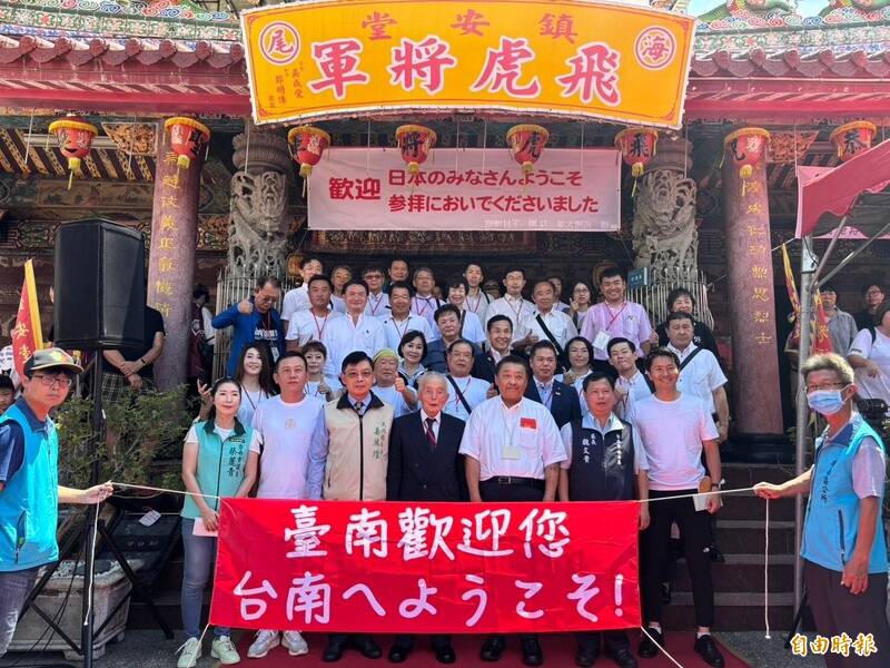 台日交流高峰會參訪團今天特地安排前往飛虎將軍廟參拜。（記者王姝琇攝）