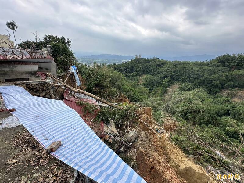 林內坪頂村聖天宮沿線近300公尺地基掏空，一戶住家建築滑落，驚險無比。（記者李文德攝）