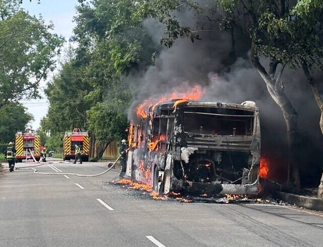 整輛公車已被燒到僅剩骨架。（民眾提供）