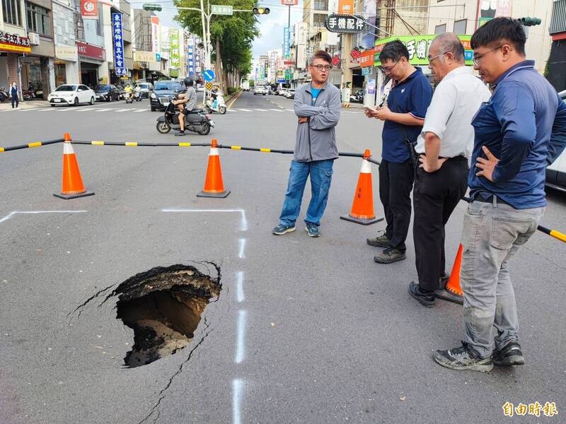 歸仁區182線發生路面下陷。（記者吳俊鋒攝）