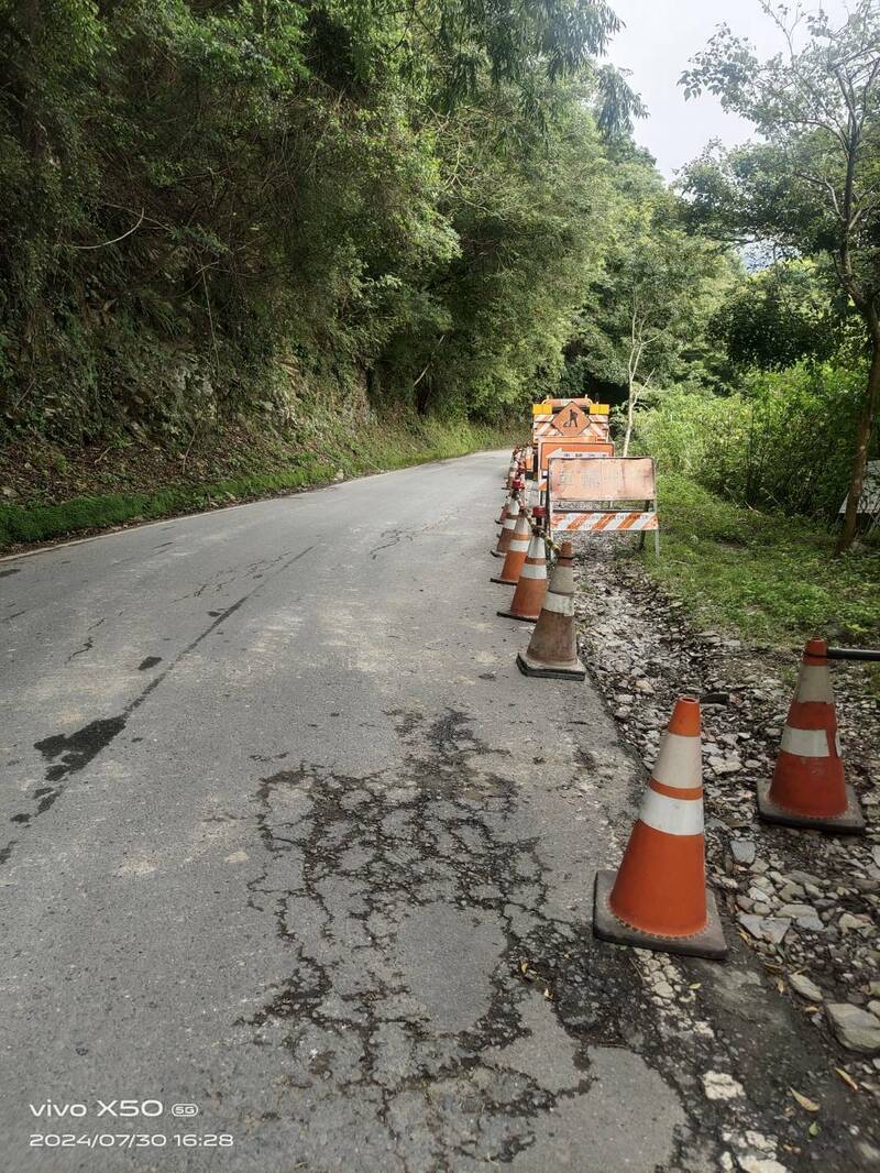 仁愛鄉台14線88.6K（廬山路段）即日起至8月30日進行下邊坡復建工程，每天上午8點至晚上6點實施施工管制，整點放行1次，原則例假日不施工。（埔里工務段提供）