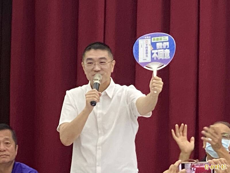 基隆市長謝國樑，一連2天在基隆車站發放政策筆記本，企圖扭轉負面形象，不過遭網友質疑違犯台鐵規範。（資料照）