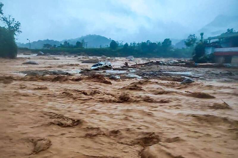 印度南部濱海的克勒拉邦爆土石流，災區瓦亞納德縣（Wayanad）可見汽車被況走。（法新社）