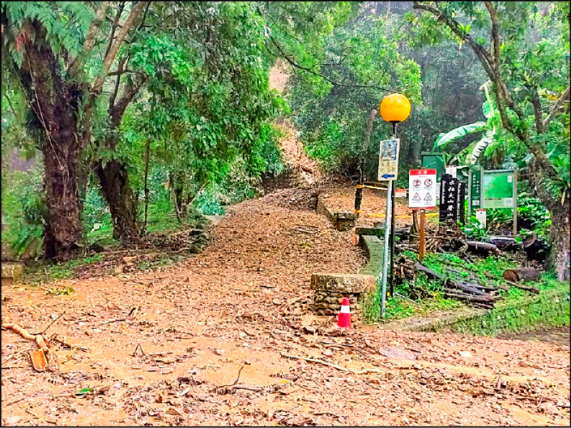 颱風過境日月潭中水社大山爆發土石流，日管處封閉禁止進入。（日管處提供）