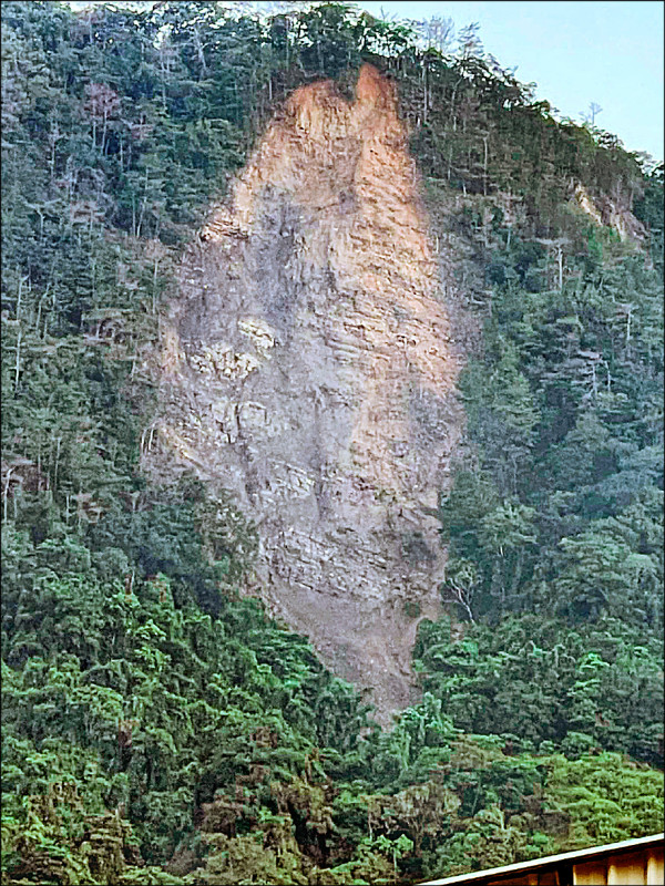 凱米颱風過後南投縣仁愛鄉互助村中原部落對面山壁新增崩塌地，輪廓神似台灣地圖。（張大偉提供）