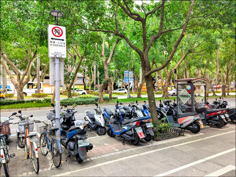 仁愛路人行道有禁止停車標誌，但機車格未完全改設。
（記者林承鴻攝）