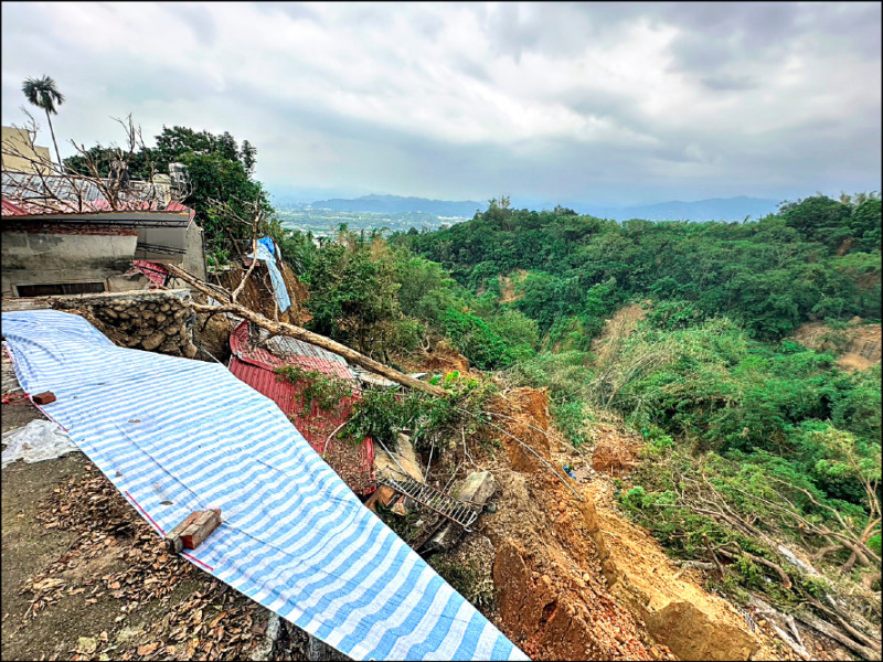 林內坪頂村聖天宮沿線近三百公尺地基掏空，一戶住家滑落，驚險無比。（雲縣府提供）