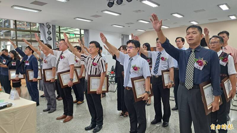 台東縣新任、轉任及連任的國中小學校長24人今天宣誓就職。（記者黃明堂攝）