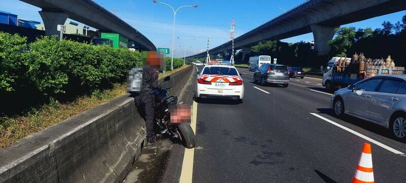 梁姓男子騎大型重機車進入國道1號擦撞護欄自摔。（警方提供）