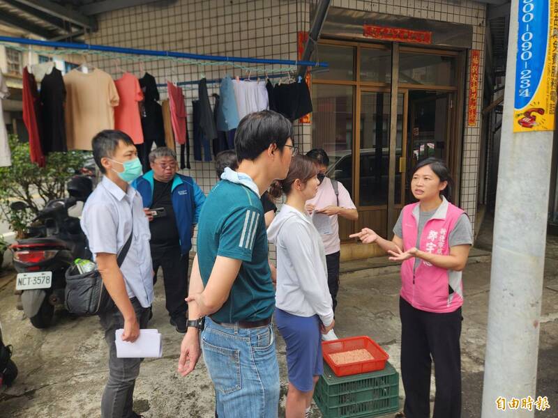 0403震後三芝埔坪活動中心外牆剝落，新北市議員鄭宇恩盼盡速修繕維護長者及幼童安全。（記者羅國嘉攝）