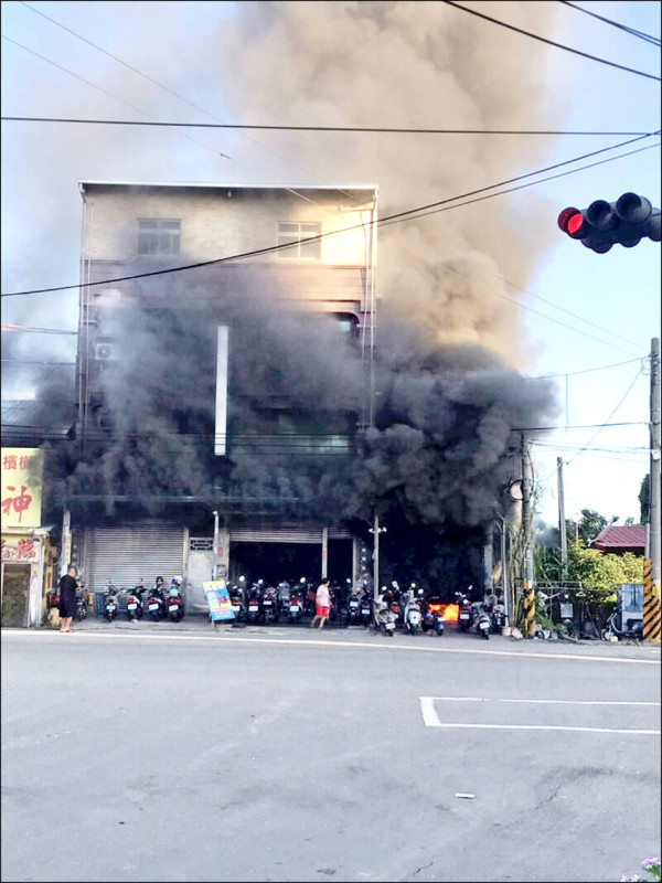 彰化縣北斗鎮中山路一間機車行昨天發生火警，火場是雙拼透天厝連著一間鐵皮屋平房，火勢延燒及濃煙快速上竄，釀成3死3傷慘劇。（民眾提供）